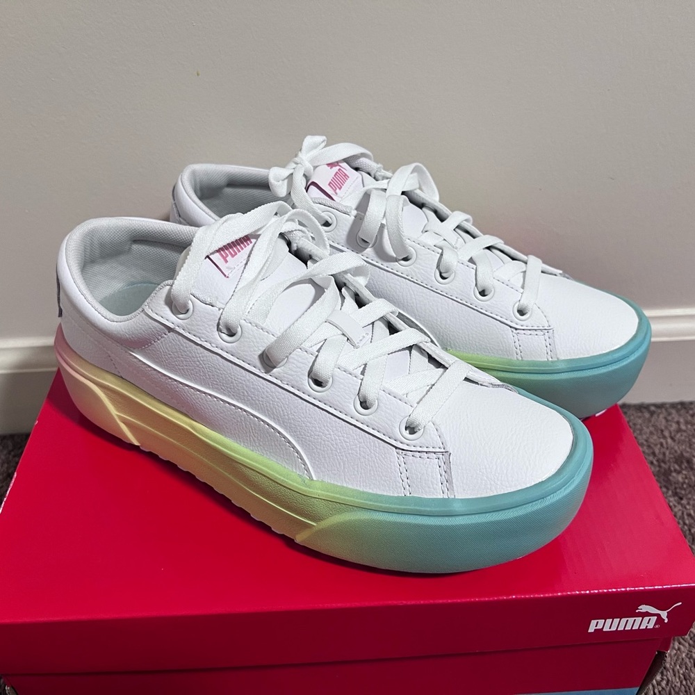 Woman’s puma sneaker 9.5 in size multi color